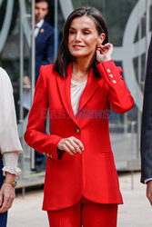 Królowa Letycja w czerwonym garniturze