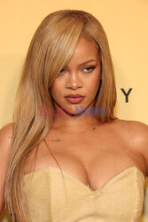 Rihanna x Fenty promuje nowy produkt kosmetyczny