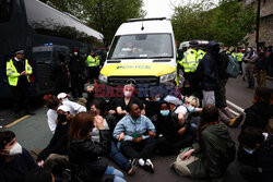 Protestujący zablokowali autokar w Londynie przeciw wywozowi migrantów