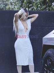 Kim Kardashian w białej sukience