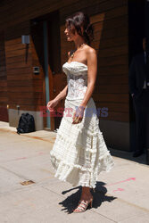 Bella Hadid w białej sukience
