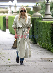 Sienna Miller w płaszczu kolekcji Victoria Beckham x Mango