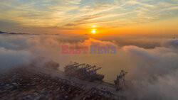 Terminal kontenerowy w Quingdao spowity mgłą
