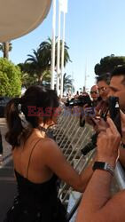 Eva Longoria przed hotelem w Cannes - Splash