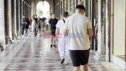 *PREMIUM-EXCLUSIVE* MUST CALL FOR PRICING BEFORE USAGE  - Gary Barlow seen limping under a gallery in St. Mark's Square while spending a weekend with wife Dawn Andrews, son Daniel and his girlfriend.
*VIDEO TAKEN ON 14/10/2023*