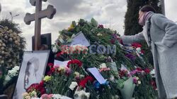 Moscow: Hundreds gather at opposition leader Alexei Navalny's grave on final election day - AFP