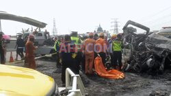 12 osób nie żyje, dwie są ranne w wypadku drogowym w Indonezji - AFP
