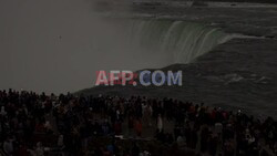 Tysiące ludzi przy wodospadzie Niagara podczas zaćmienia słońca - AFP
