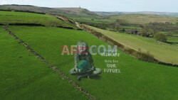 "Głosuj na klimat" – artyści malują brytyjskie wzgórze z okazji Dnia Ziemi - AFP