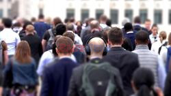 UK Job Market Weakens as Vacancies Fall and Wage Growth Slows