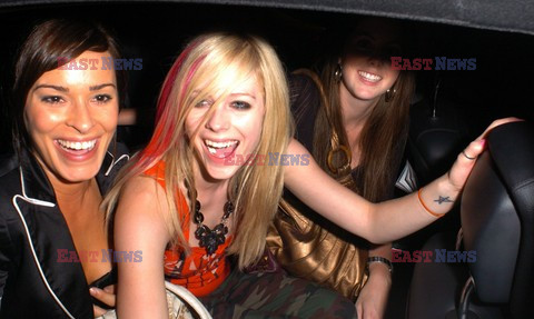 Avril Lavigne wychodzi z restauracji Koi