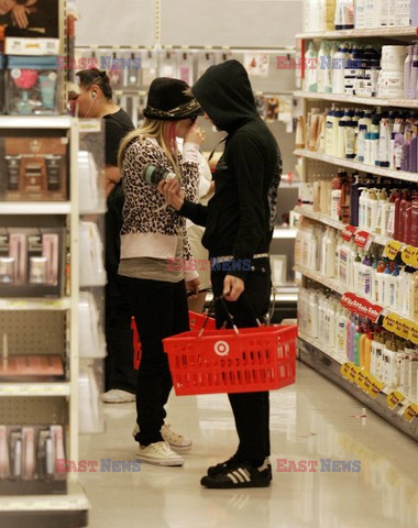 Avril Lavigne z mężem na zakupach