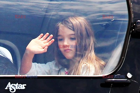 Suri and Katie Holmes in helicopter 