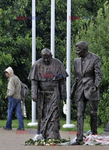 Pomnik Jana Pawła II i Ronalda Regana w Gdańsku