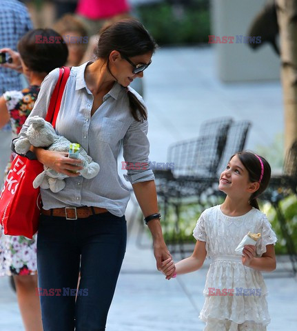 Katie Holmes and Suri in museum