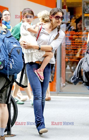 Katie Holmes and Suri in museum