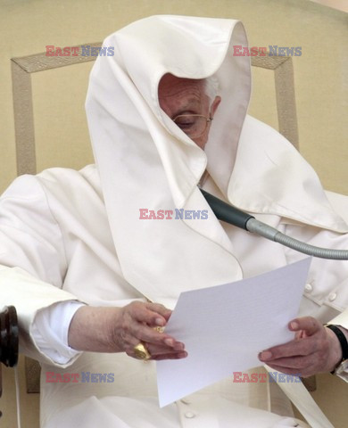 Wiatr nakrył twarz papieżowi płaszczem w czasie audiencji