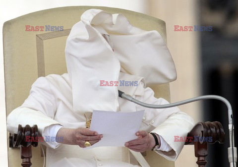 Wiatr nakrył twarz papieżowi płaszczem w czasie audiencji