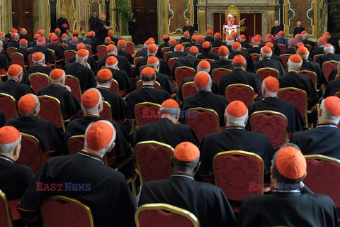 Papież Benedykt XVI przemawia do kardynałów