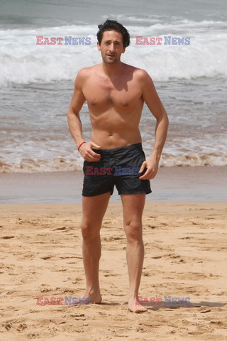 Adrien Brody z dziewczyną na plaży