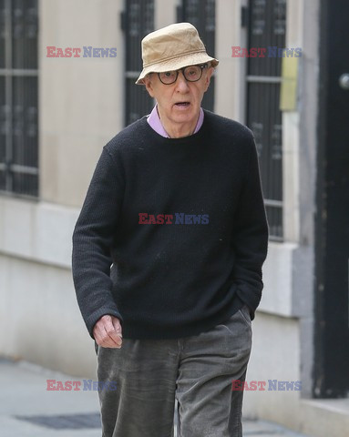 Woody Allen spaceruje z żoną
