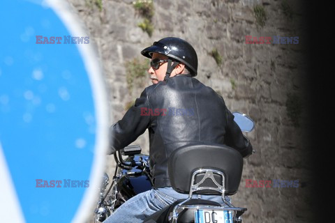 George Clooney na motorze