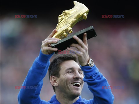 Lionel Messi poses after receiving his Golden Boot 2013 award