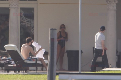 Lindsay Lohan w jednoczęściowym kostiumie