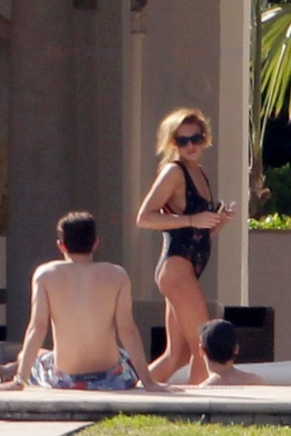 Lindsay Lohan w jednoczęściowym kostiumie