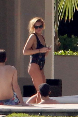 Lindsay Lohan w jednoczęściowym kostiumie