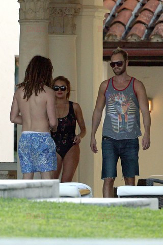 Lindsay Lohan w jednoczęściowym kostiumie