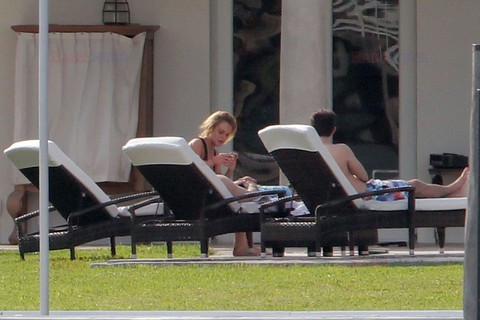 Lindsay Lohan w jednoczęściowym kostiumie