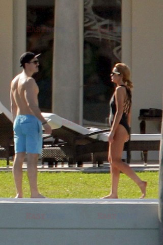 Lindsay Lohan w jednoczęściowym kostiumie