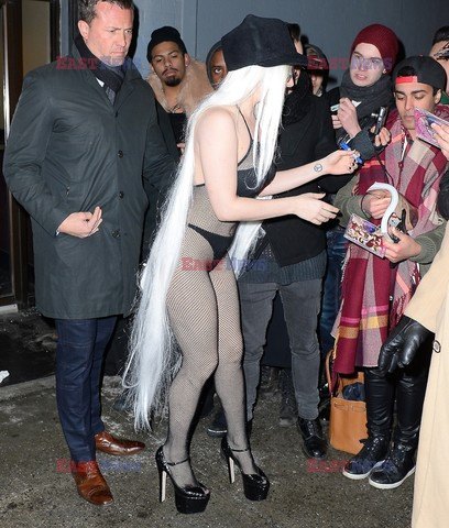 Lady Gaga w bardzo długich białych włosach