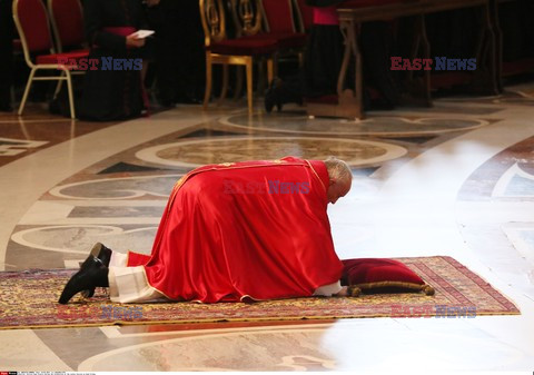 Papież Franciszek modli się leżąc