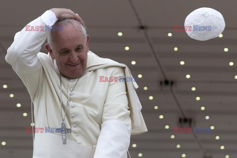 Papieżowi zwiało piuskę
