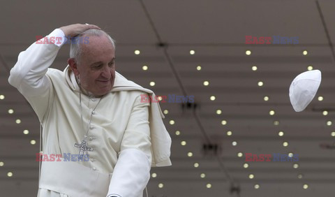 Papieżowi zwiało piuskę
