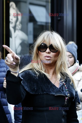 Goldie Hawn wychodzi z perfumerii w Paryżu