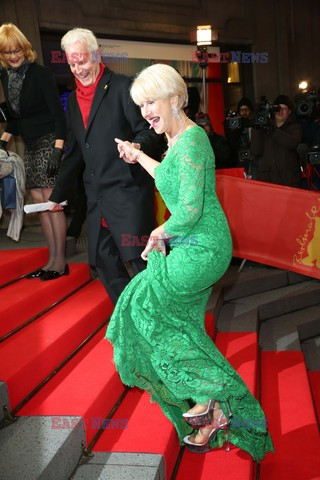 Helen Mirren potyka sie na czerwonym dywanie
