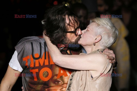 Vivienne Westwood całuje się z mężem
