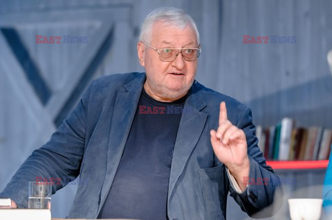 Na planie Hala Odlotow