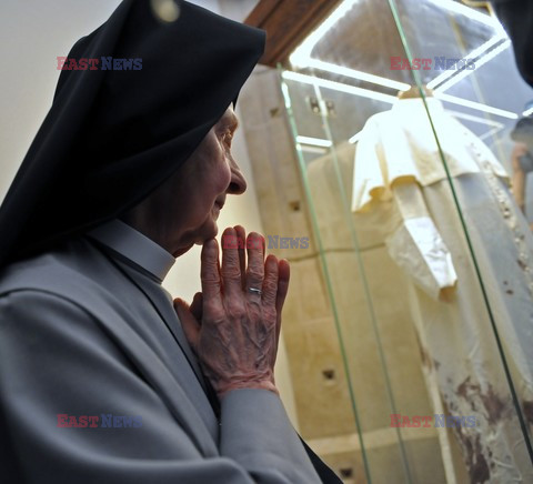 Sutanna Jana Pawła II z dnia zamachu w Centrum JP 2 w Łagiewnikach