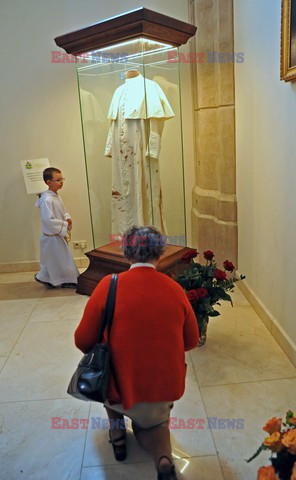 Sutanna Jana Pawła II z dnia zamachu w Centrum JP 2 w Łagiewnikach