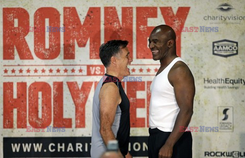 Mitt Romney stoczy pokazową walkę z Holyfieldem