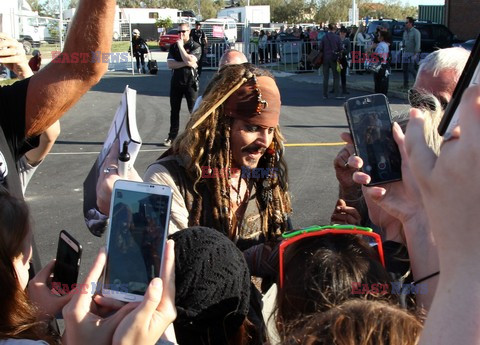 Johnny Depp pozdrawia fanów