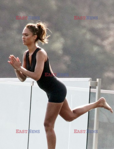 Jessica Alba uprawia jogę na planie reklamówki