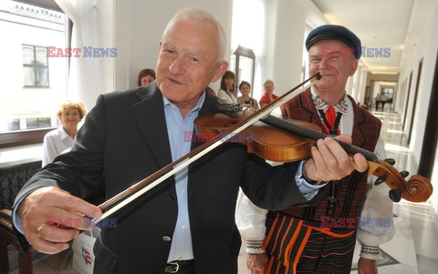 Przewodniczacy SLD Leszek Miller gra na skrzypcach