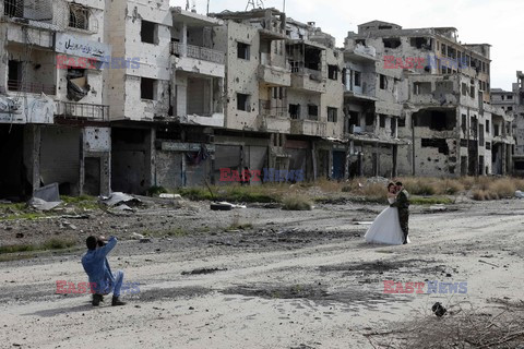 Sesja ślubna na gruzach syryjskiego miasta Homs - AFP