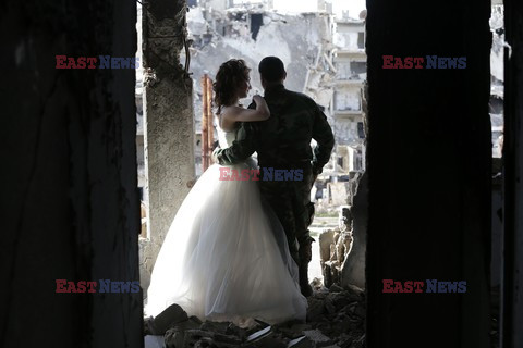 Sesja ślubna na gruzach syryjskiego miasta Homs - AFP