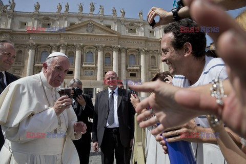 Papież Franciszek pijący yerba mate
